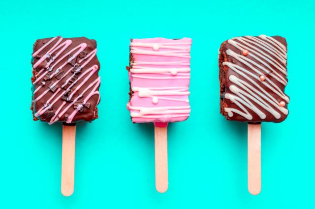 Brownie no palito de picolé: receita deliciosa para presentear ou fazer uma renda extra na Páscoa