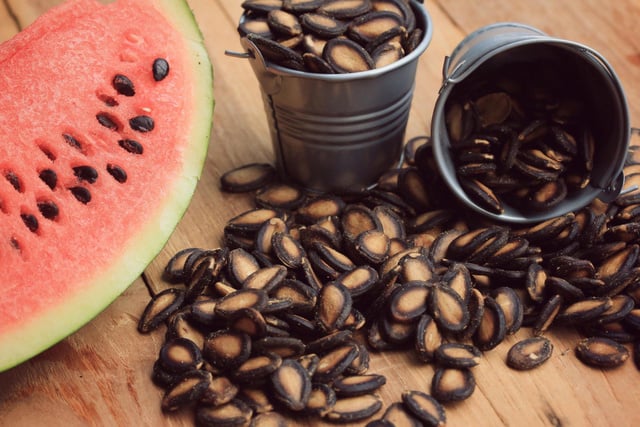 Benefícios da semente de melancia: saiba por que comer essa parte da fruta, quanto consumir por dia e cuidados