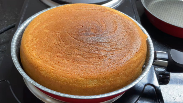 Sem micro-ondas, air fryer ou forno: aprenda a fazer um bolo esponja de frigideira fofinho e delicioso