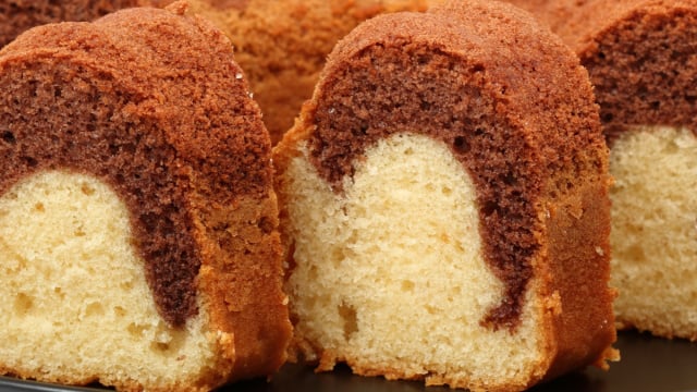 O bolo mesclado tem um efeito lindo quando você corta as fatias, todo mundo vai amar (Créditos: TudoGostoso)