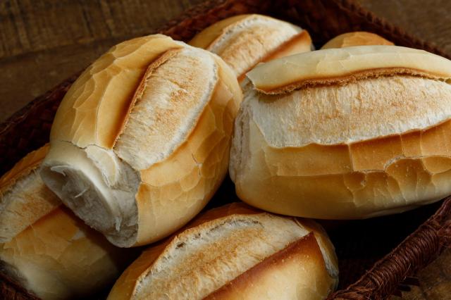 Não é na geladeira, nem na bancada: guarde o pão francês assim para durar mais e sempre ter fresquinho no café da manhã
