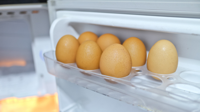 Posso guardar ovos na porta da geladeira? Os erros mais comuns ao armazenar ovos