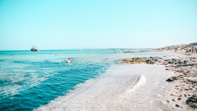 A área da praia é protegida para garantir sua beleza natural (Créditos: Pexels)