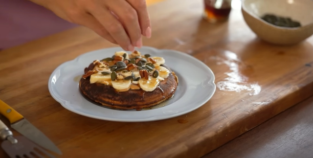 Veja dicas para finalizar a panqueca de forma saudável e sem glúten (Reprodução: Youtube)