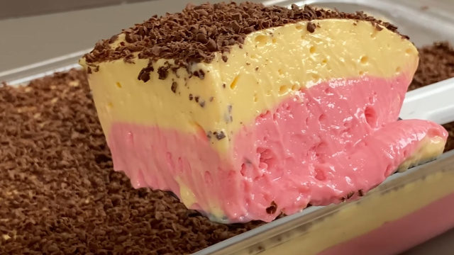 Sobremesa napolitana de travessa é a favorita dos meus filhos no Dia das Crianças: é só bater no liquidificador e levar para a geladeira