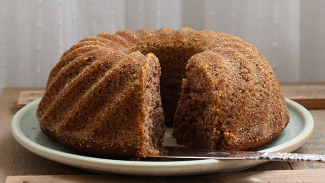 Aproveite as bananas que estão maduras em casa para fazer esse delicioso bolo de banana (Créditos: Shutterstock)