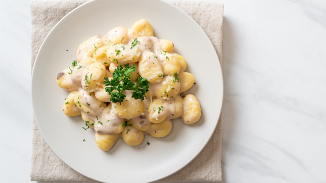 Nhoque com creme de queijos e ervas: receita fácil e cremosa que fica melhor que de qualquer restaurante