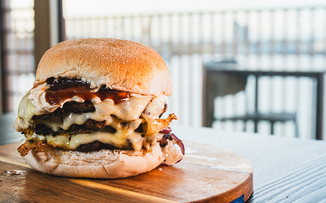 Poucas pessoas sabem, mas um truque simples deixa o hambúrguer artesanal absurdamente suculento