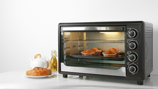 Está em busca de um forno elétrico? Este modelo tem grande capacidade, porta com duas camadas de vidro e até termostato