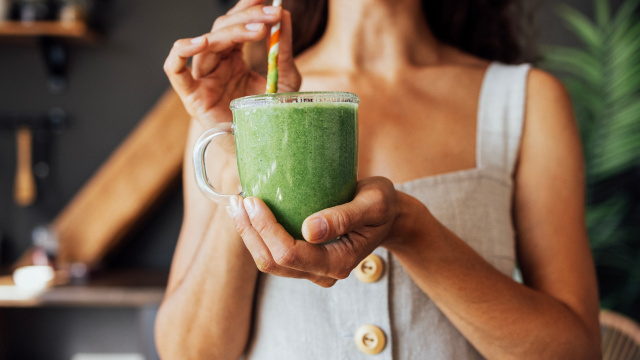 Verde, nutritivo e fácil de fazer: esse é o melhor suco para limpar o fígado e acabar com o mau hálito