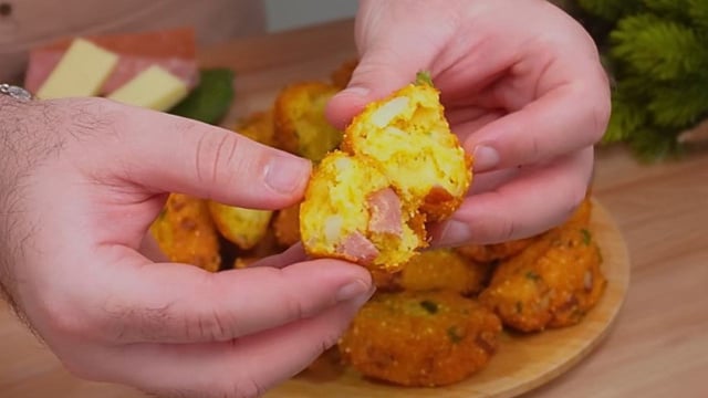 Recheio do bolinho leva calabresa e queijo coalho (Créditos: Reprodução/Gabriel Freitas/YouTube)