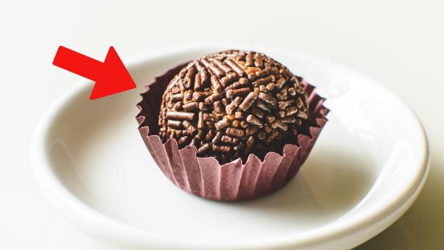 Palavra de vendedora de doces: esse é o truque simples para recuperar o formato original das forminhas de brigadeiro largas e amassadas em segundos