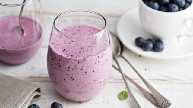 Fácil de fazer, você pode preparar esse smoothie nutritivo para o seu café do manhã ou pós-treino (Créditos: Shutterstock)