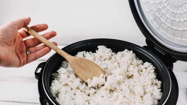 Com essas dicas fica muito mais fácil fazer a limpeza do cesto da panela elétrica de arroz (Créditos: Magnific)