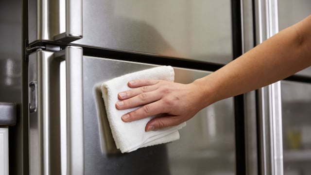 Não limpe as impressões digitais da geladeira com detergente: use esse ingrediente que todo mundo tem em casa para restaurar o brilho