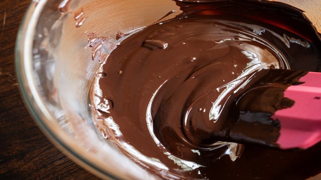 Aprendi um jeito novo de fazer ganache de chocolate meio amargo e agora ela fica perfeita