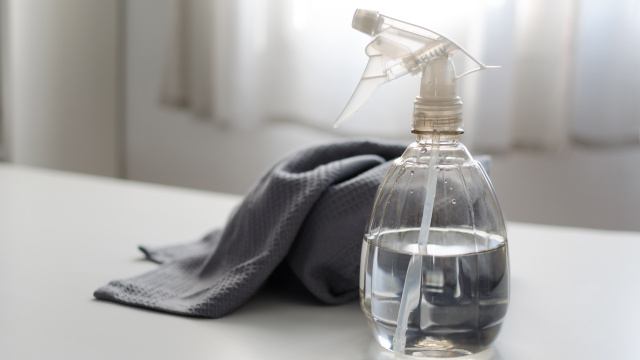 O que significa borrifar vinagre debaixo da cama? Poucas pessoas conhecem esse truque da vovó