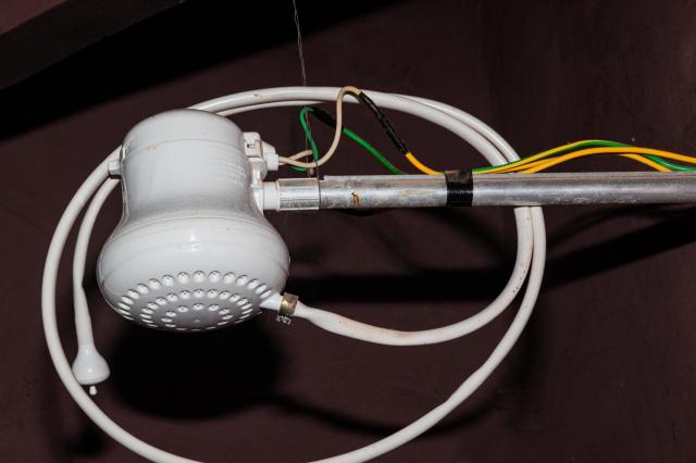 O chuveiro elétrico é um dos vilões da conta de luz, mas há um substituto que pode ser bem mais econômico