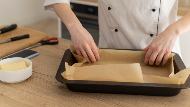 Por que chefs do mundo todo umedecem o papel manteiga antes de usá-lo na cozinha?