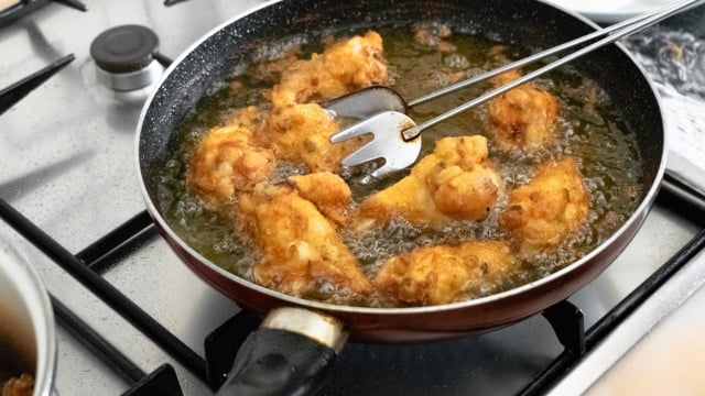 Chega de fogão engordurado: esse é o truque rápido para evitar respingos durante a fritura, funciona sempre