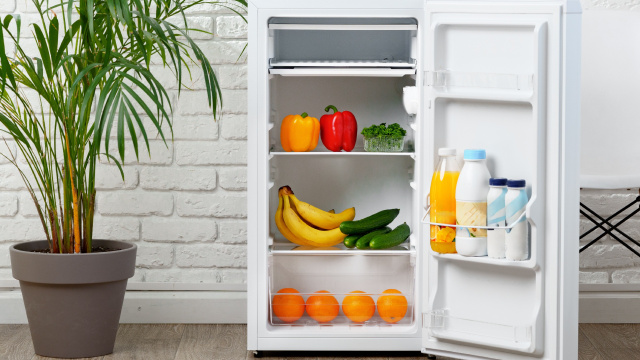 Frigobar ou geladeira? Saiba quando faz sentido substituir o refrigerador grande por um menor
