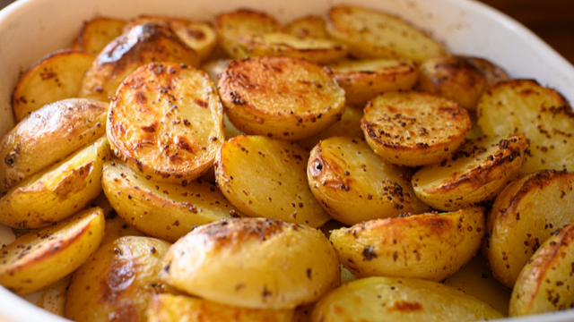 Batatas assadas perfeitas: o truque da água fervente que muda tudo