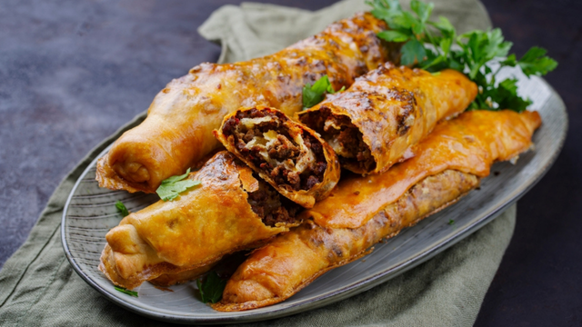 Nem massa folhada, nem massa de pastel: uma receita de charuto de carne incrivelmente saudável e crocante