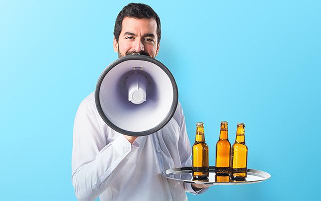 Um garçom adverte aqueles que pedem garrafas de cerveja em bares: “Em vez de reclamar...”