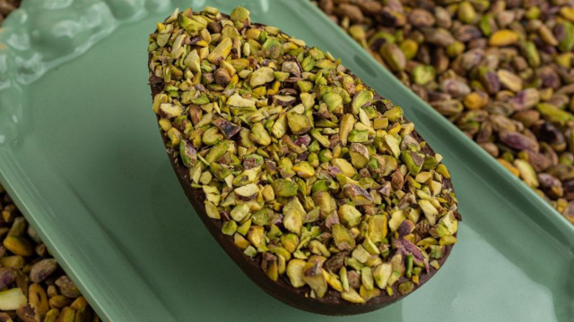 Ovo de Páscoa de pistache com casca de chocolate recheada e coberta por pistache (Créditos: Shutterstock)