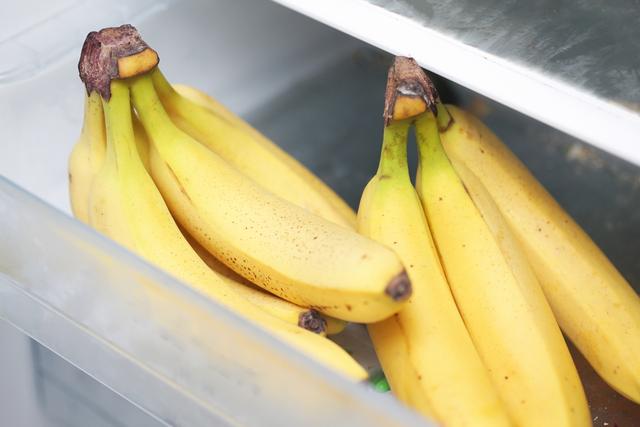 Com quantos você descobriu que esse é o jeito certo de guardar banana para que ela não amadureça rápido demais?