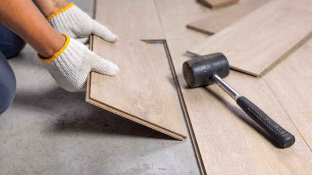 Pequenas mudanças no piso transformam o visual da cozinha sem exigir grandes reformas. (Foto: Canva)