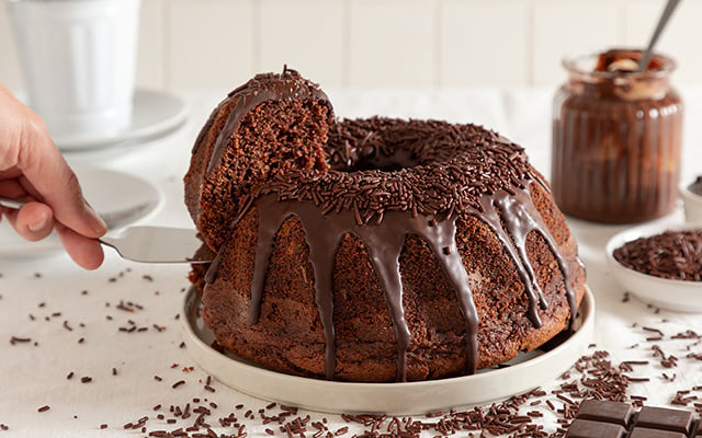 Parece receita de vó, mas é do TudoGostoso: o segredo do bolo de chocolate mais molhadinho para o Dia das Mães