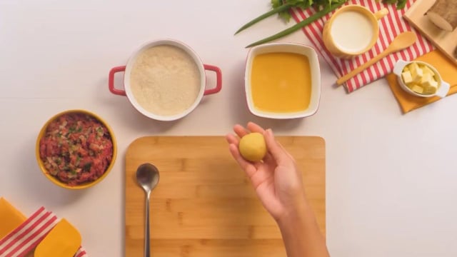 Nesta receita, a sugestão é rechear as coxinhas com carne seca refogada (Créditos: TudoGostoso)