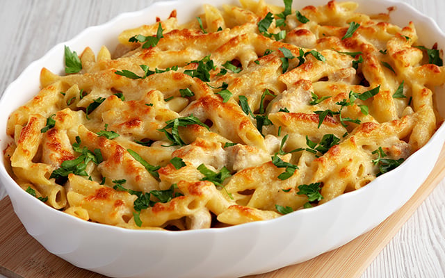 Macarrão cremoso gratinado: uma travessa, poucos ingredientes e um almoço irresistível do TudoGostoso