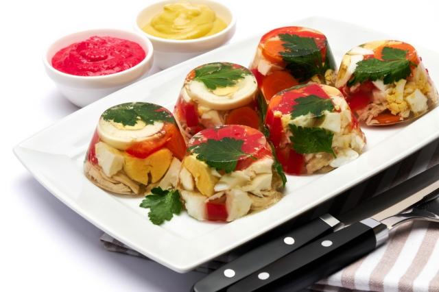 kholodets é tradicionalmente servido em festas e celebrações, especialmente durante o inverno. (créditos: Shutterstock)