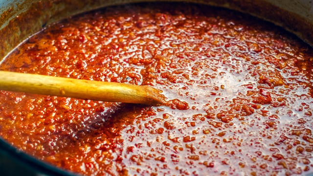 Os chefs concordam: “Para evitar que o molho de tomate fique ácido, não use açúcar, mas sim 3 dentes de alho e 150 ml de azeite.”