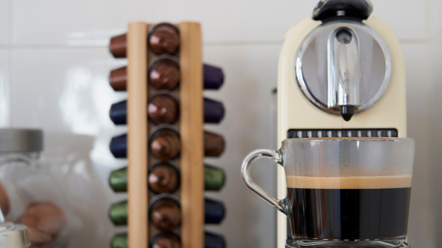 Eu economizei mais de R$ 400 comprando a melhor máquina de café do mercado; a bebida sai quentinha e deliciosa!