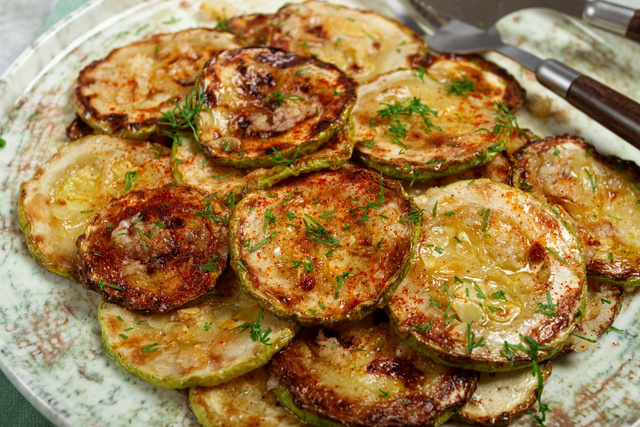 Isso é viciante! Chips de abobrinha na airfryer, um lanche fácil, delicioso e que fica pronto em 20 minutos
