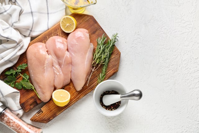 Peitos de frango ao limão: o segredo para deixar o frango suculento e cheio de sabor você só descobre no TudoGostoso