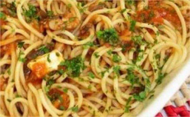 O macarrão com atum é fácil de preparar e supergostoso (Créditos: Daniel Kuchla/TudoGostoso)