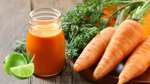 Suco detox de cenoura com limão para desinchar o corpo e emagrecer: veja como fazer