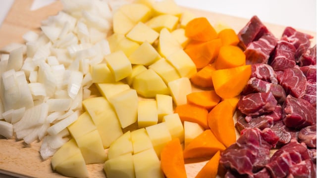 Batata, mandioquinha e cenoura são legumes interessantes para garantir uma sopa mais encorpada e saborosa (Créditos: Shuttetstock)