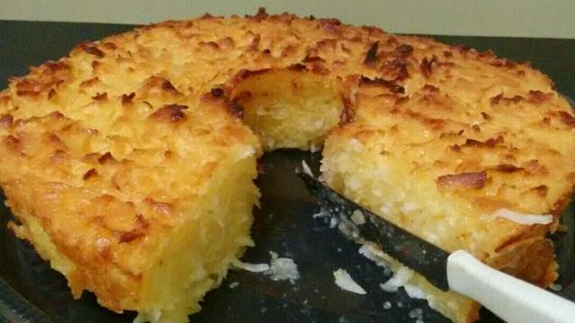 Receita de bolo de mandioca sem farinha de trigo rápida e fácil para comer enquanto toma um cafezinho