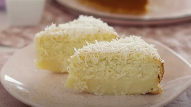 Bolo cremosão de coco com leite condensado: duvido alguém não gostar dessa receita rápida e simplesmente divina
