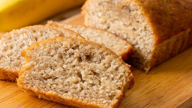 Nem açúcar, nem farinha, nem leite, nem ovo: desde que aprendi essa receita de bolo de banana saudável, só faço assim e é muito fofinho!