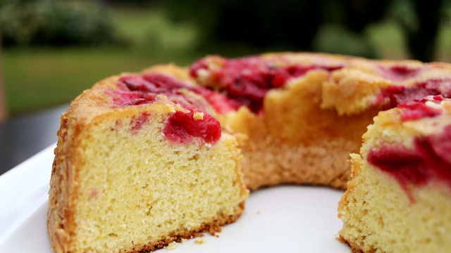 Bolo de ameixa vermelha: receita fácil e deliciosa vai deixar o seu lanche da tarde digno de confeitaria