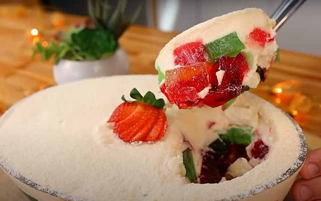 Sobremesa de gelatina e leite ninho é de comer rezando: cremosa, deliciosa e fácil de fazer