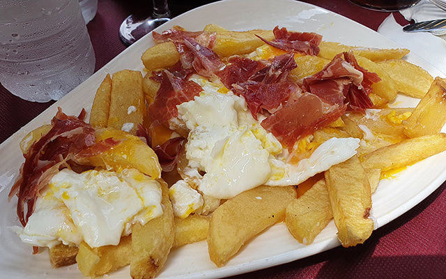 Já comeu ovos rotos? Aprendi como fazer na Espanha e agora só como assim: é um prato fácil e rápido e fica delicioso