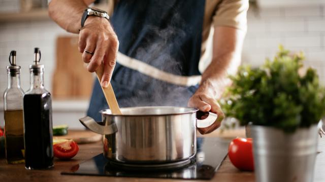 Adeus, preconceito! Infectologista faz importante esclarecimento após injustiça com cozinheiro: "HIV não se transmite pelo simples ato de preparar um prato"