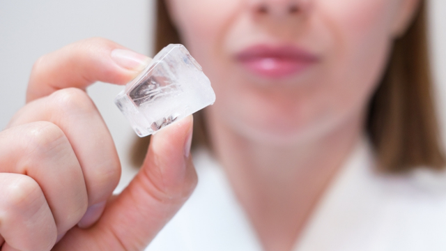 Desejo por gelo ou terra? Entenda a Síndrome de Pica e por que ela vai muito além da fome